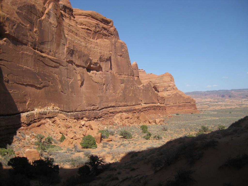 Looking back along the approach trail from the gully/ramp. Looking back along the approach trail from the gully/ramp.